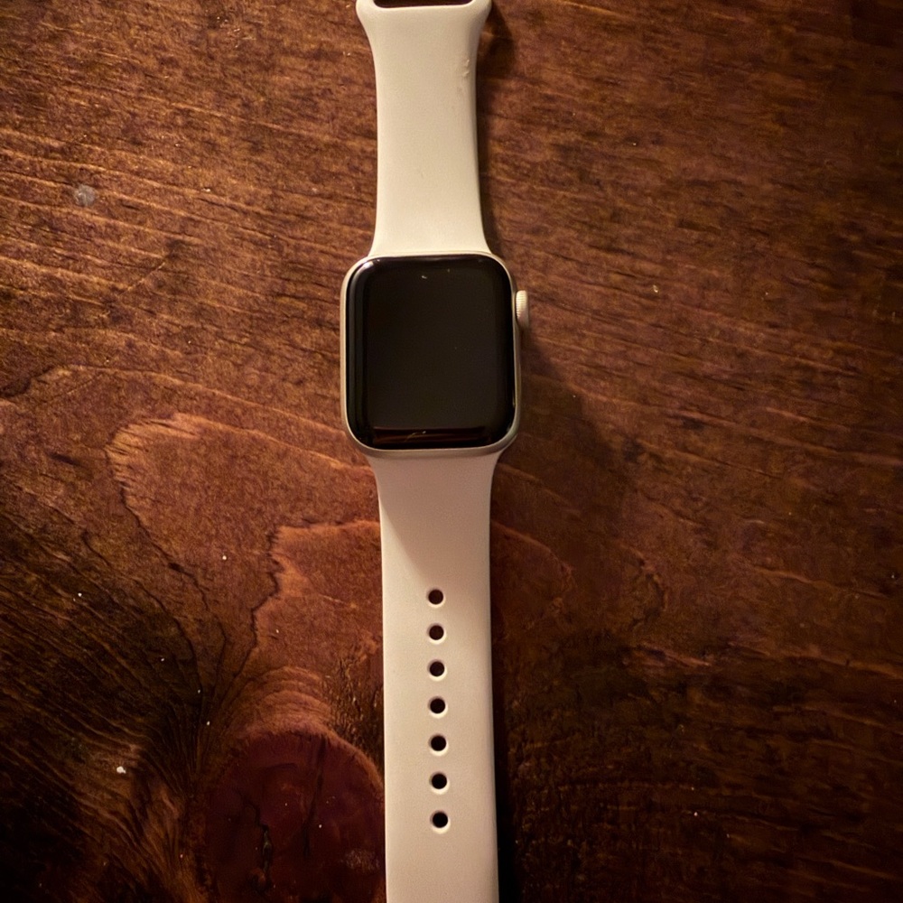 Apple Smartwatch SE with Cream Band. Reser to factory setting. Worn once.